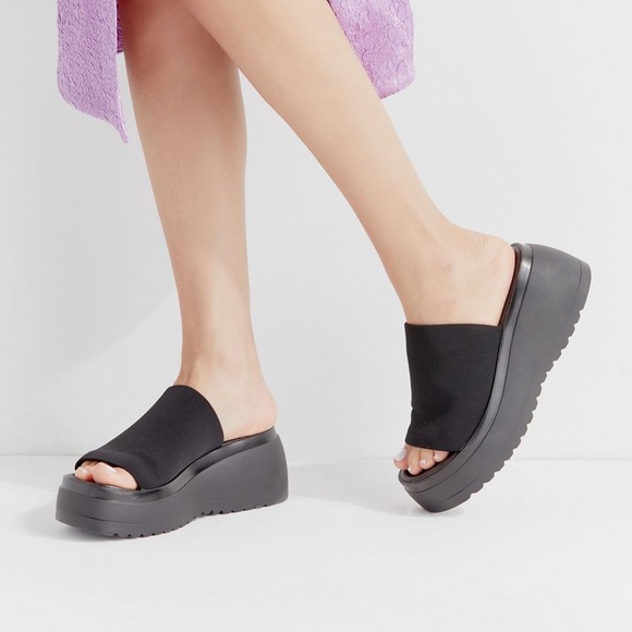 UO STEVE MADDEN Slinky Platform Sandals